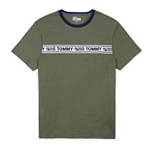 【TOMMY HILFIGER】【零碼XS】TOMMY男款短袖T恤藍領印字LOGO織帶軍綠 F09200229-02