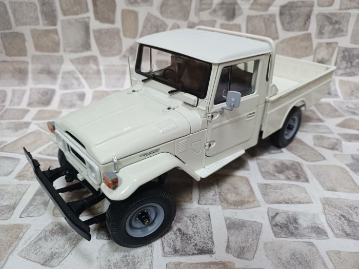 宗鑫 Kyosho KY08958W Toyota Land Cruiser 40 Pick Up (RHD) 米白色