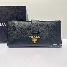 A10513prada Saffiano黑金防刮牛皮9卡下釦長夾/1MV025 (遠麗精品 台北店)