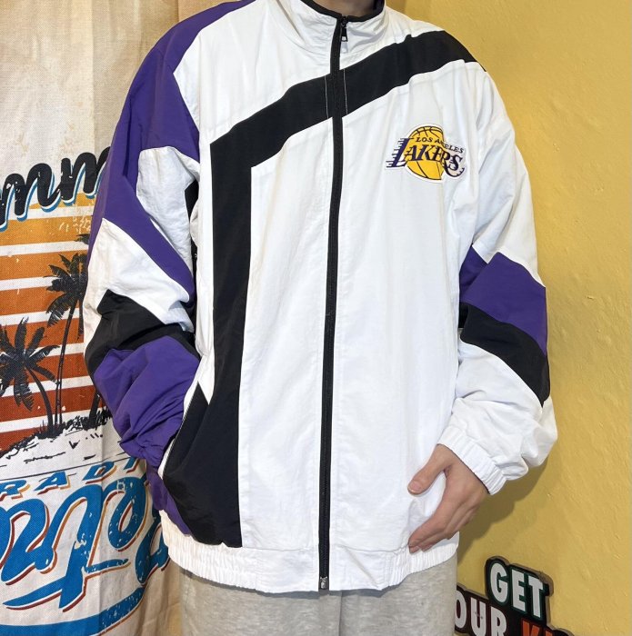 Cover Taiwan 官方直營 LA 湖人隊 風衣 嘻哈 健身 寬鬆 夾克 風衣 外套 白色 紫色 大尺碼 (預購)