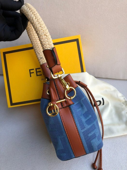 Fendi新款藍色刺繡水桶包 休閒氣質手提包 單肩斜背包 12*18*10cmConnie代購#