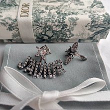 【巴黎王子1號店】《Christian Dior》 J'adior E0640霧銀色 水鑽蜜蜂 不對稱 針式 耳環~預購
