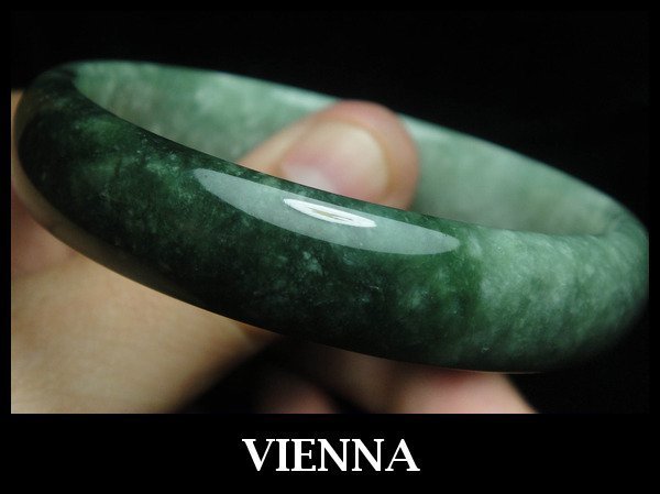 《A貨翡翠》【VIENNA】《手圍18.5/14mm版寬》緬甸玉冰種頂級特濃加重豆草綠/玉鐲/手鐲W+^038