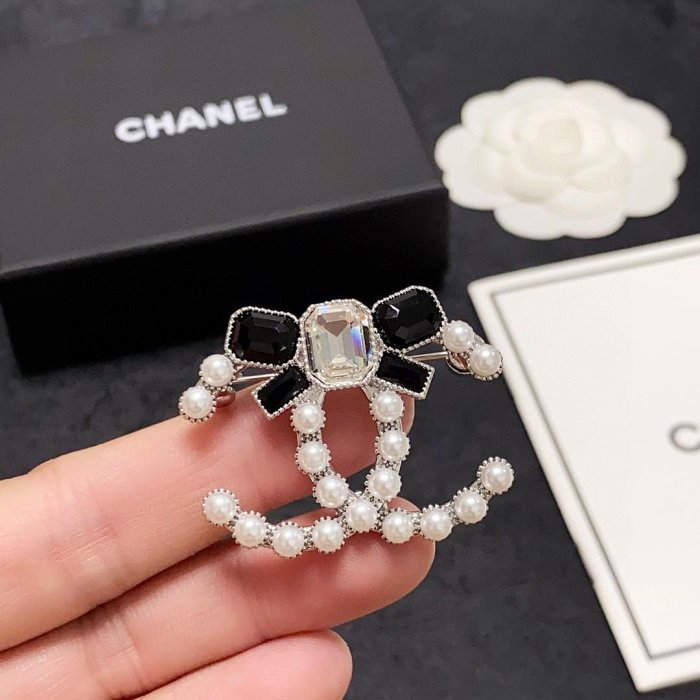 CHANEL小香 新款珍珠大顆鉆結合蝴蝶結香奈兒胸花，是最懂女人的飾物那些傾注了全部心血去做自己的女人，往往 NO54790