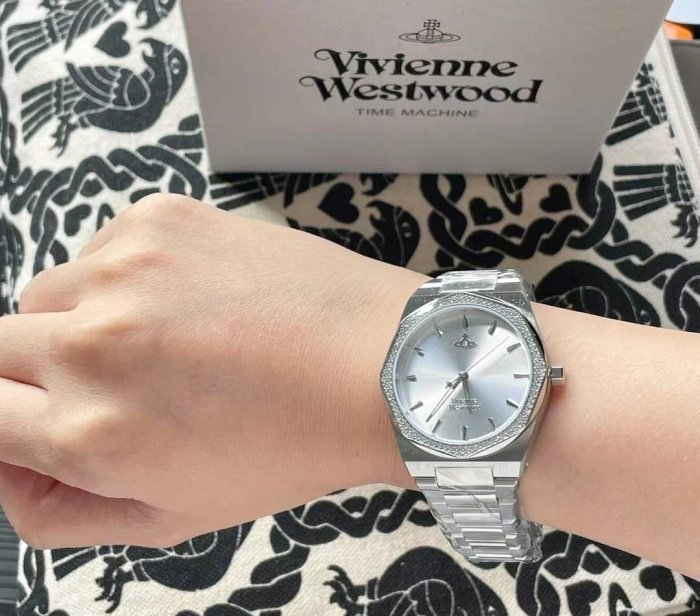 VIVIENNE WESTWOOD Charterhouse 水鑽圈 銀白色錶盤 銀色不鏽鋼錶帶 石英 女士手錶 VV244SLSL