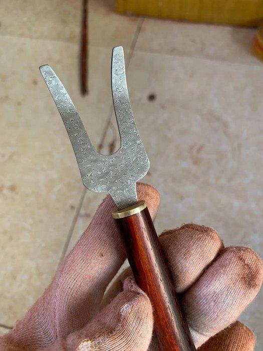 印度小葉紫檀老料大馬士革花紋鋼古幣型壺蓋叉子。直徑1.4厘米