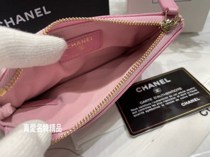 《真愛名牌精品》CHANEL A82365  櫻花粉荔枝皮 金C 一字拉 零錢包 *全新品*代購'