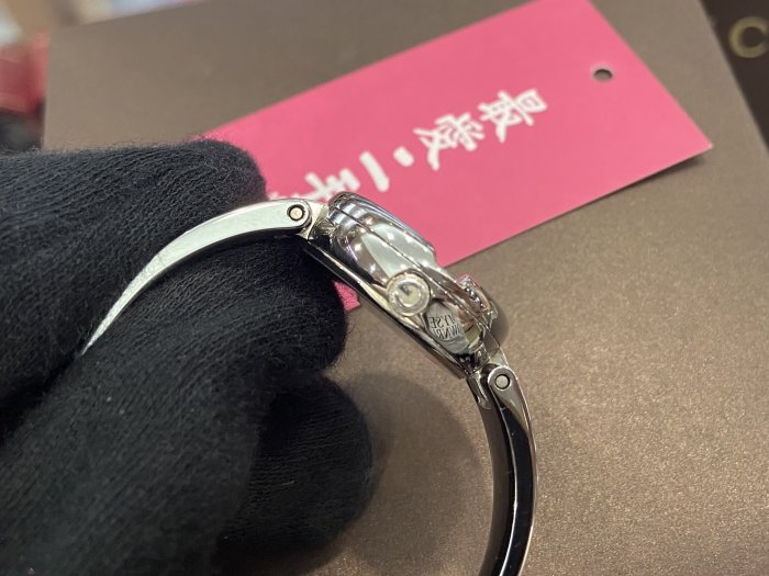 ☆最愛二手精品☆ GUCCI 25mm銀色圓型3點鑽石珍珠母貝錶面石英錶手環錶手錶女錶 YA134504 XG5355