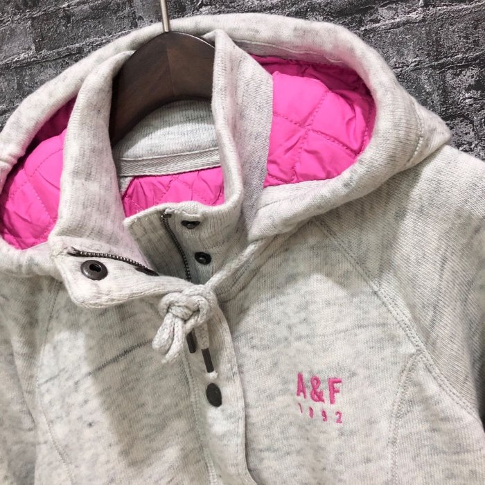 Maple麋鹿小舖 Abercrombie&Fitch ＊ AF 女生淺灰色桃紅內裡連帽外套＊( 現貨S號 )