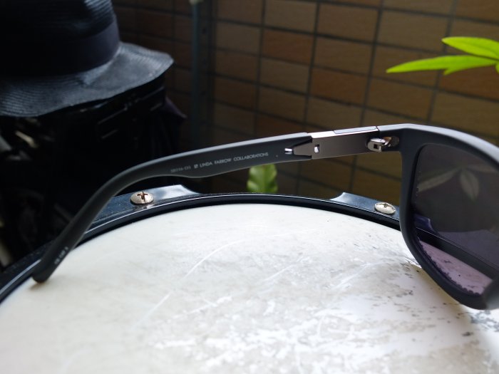 羅拉快跑 日本製設計師ALEXANDER WANG LINDA FARROW 聯名特殊拉鍊造型鐵灰板料膠框太陽眼鏡