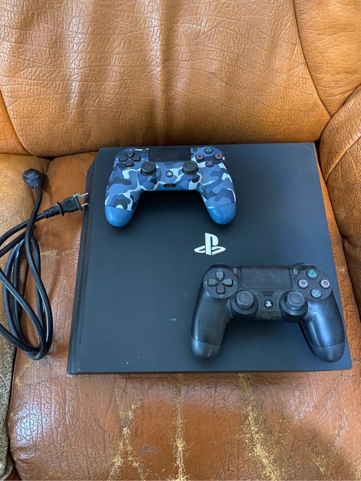 ps4 pro 主機，兩隻手把，不含HDMI線