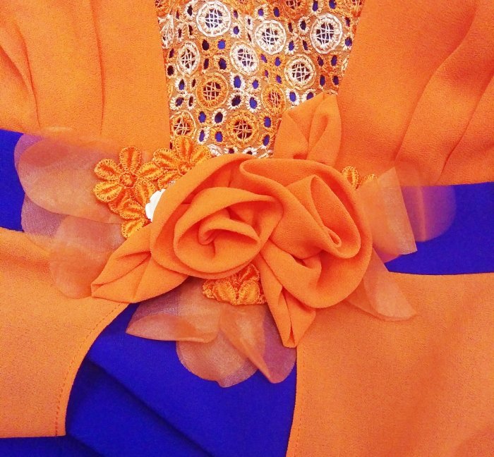 都會名牌~【Mosdiors得藝】橘藍撞色立體花飾假兩件短袖洋裝  ~