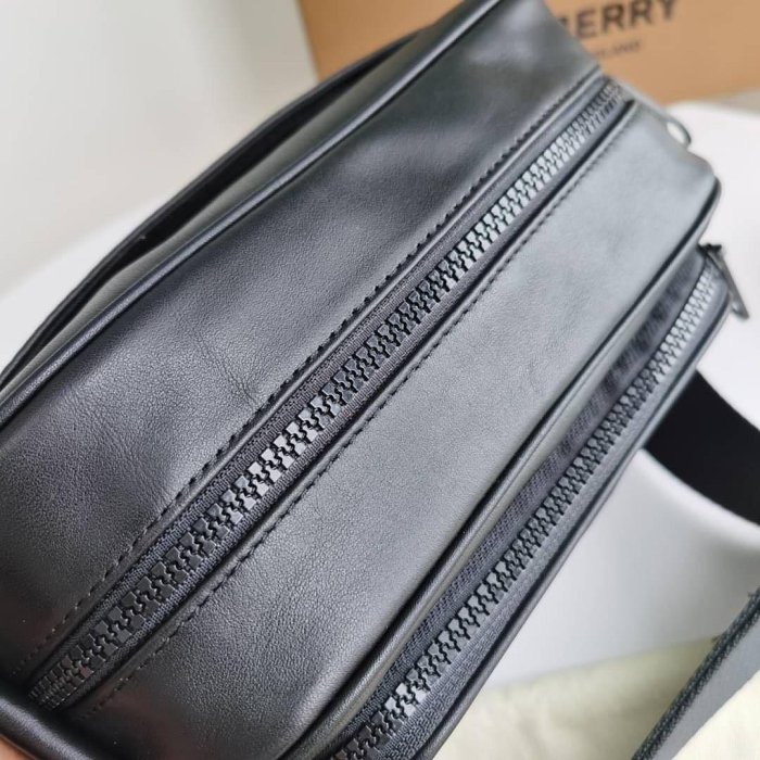 🇬🇧Burberry Paddy Debossed Leather Crossbody Bag 黑色 立體Logo全皮革材質 斜背包/相機包/方包