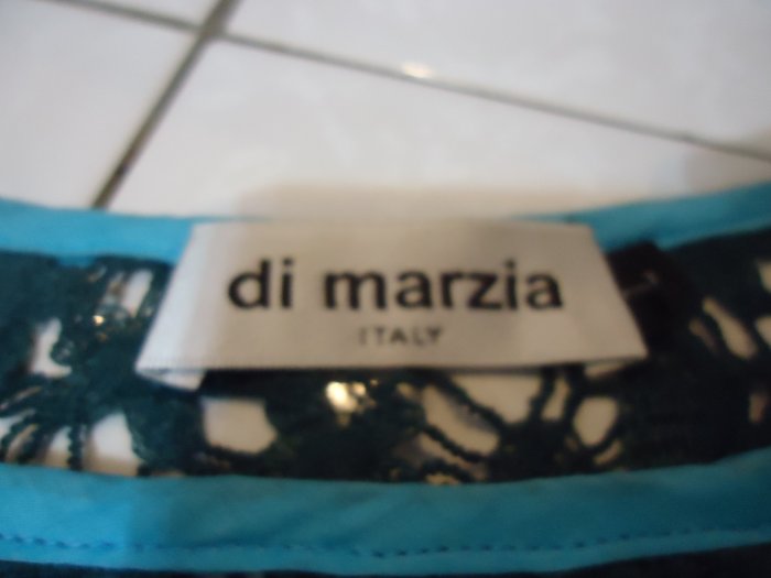 di marzia 義大利100%純蠶絲藍色蕾絲+花朵圖案上衣,尺寸:L,肩寬約43cm,胸寬52cm,少穿,降價大出清