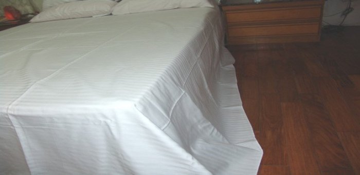 床單五星級大飯店民宿日租居家精梳棉雙人特大白色題花床單10尺X8.5尺