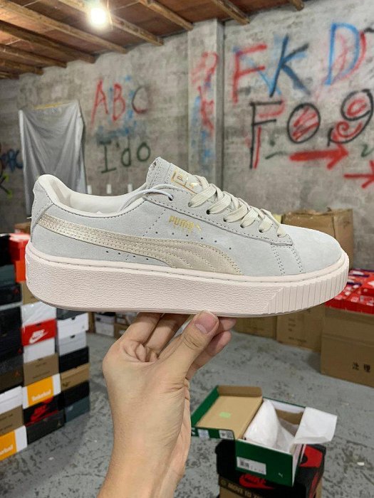 【零點旗艦店】彪馬Puma Basket Platform Scallop 灰色絲綢 蕾哈娜二代 休閑鞋 鞋面材質配搭透氣孔設計柔軟透氣，適合日常穿著。