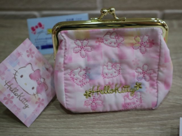 婕的店日本精品~日本帶回~Sanrio粉紅櫻花Kitty雙珠扣零錢包