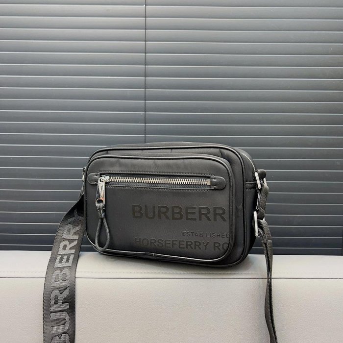 【二手包包】Burberry 巴寶莉Horse ferry Logo標志印花相機包  男女通用單肩斜挎包 經 NO.147508