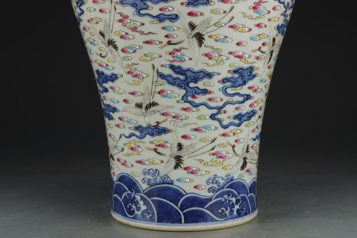 清乾隆-青花粉彩海水仙鶴祥云紋梅瓶高度39.8cm，口徑10.7cm，肚徑25cm，底徑15.7cm。-43033