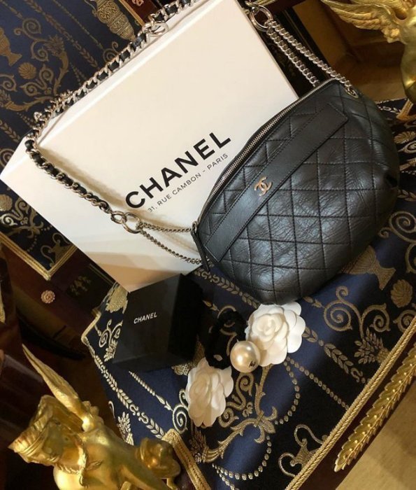 Chanel A57438 小牛皮鍊帶腰包 黑