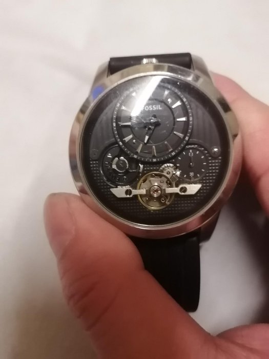 FOSSIL 三眼錶 機械錶男錶 大錶徑。目前走動中 以洗油過 外觀有一些使用細痕 錶帶有更換過。便宜賣