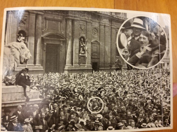 二戰史料（禍首德國納粹希特勒閱兵、在人群（這張右側有條折痕）兩照片，1930年代帝國攝影師攝（13x16cm），當時複印成藝術商品販售，另貼有納粹符號郵票空信封