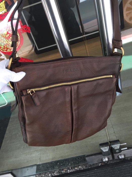 典精品名店 Prada 真品 Brown 棕色 Cervo 全皮 / 鹿皮 拉鍊 斜背包 有店章保卡 現貨