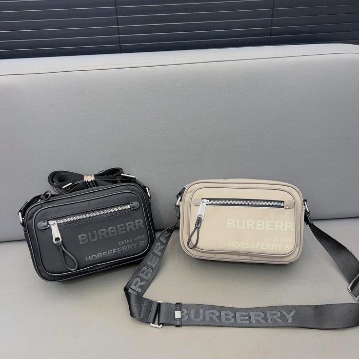 【二手包包】Burberry 巴寶莉Horse ferry Logo標志印花相機包  男女通用單肩斜挎包 經 NO.147508