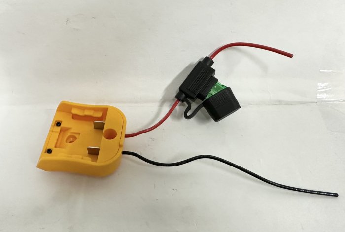 適配器 通用 得偉 平推款 10.8V(12V) 鋰電池 / 帶線連接器 / 適用DIY玩具 小車 小風扇(不含電池)