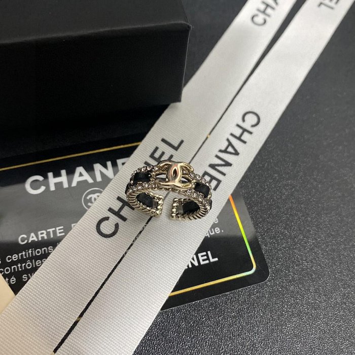 賣瘋了小香官網主推爆款精工小香 最新 Chanel Chanel 小香真皮穿鏈新款戒指，上手常不錯，很特別， NO54493
