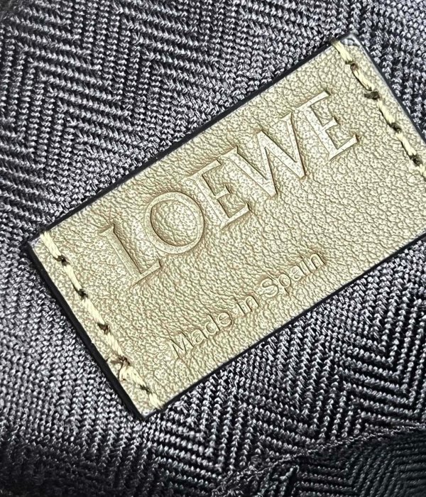 二手LOEWE 荔枝紋小牛皮最新郵差包 I0523綠色