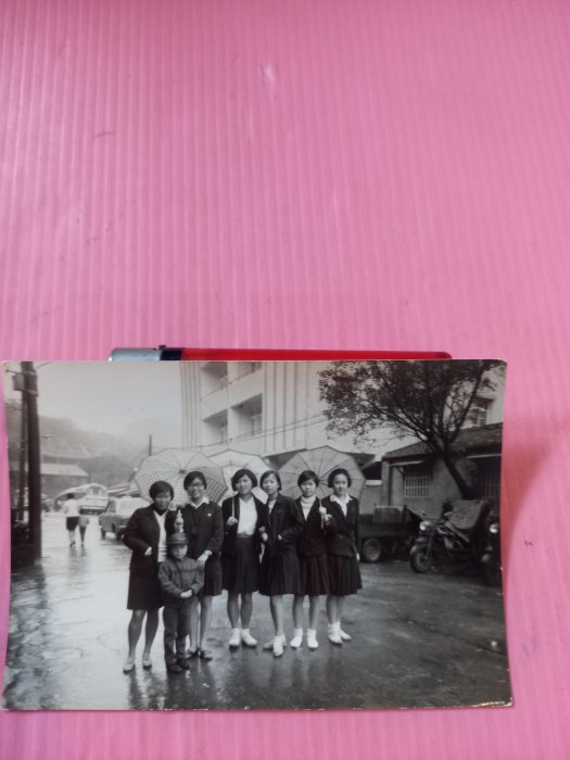愛國大戲院柑仔店..台灣早期照片( 紀念照  女學生合影 現況賣)G 294