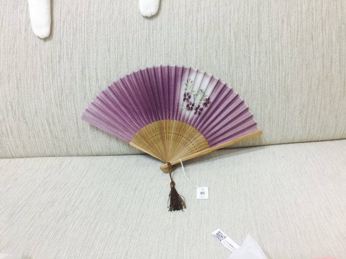 天使熊小鋪~日本帶回FuRyu紫色小花手工製扇子 全新現貨附扇套 長21公分 日本頂級扇~