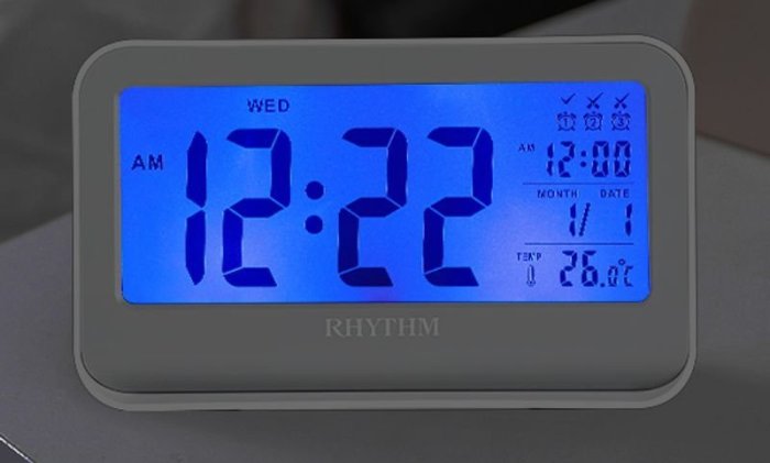 RHYTHM CLOCK 麗聲白灰色液晶自動感光照明日曆溫度漸進嗶嗶聲3組鬧鐘 型號：LCT097NR03【神梭鐘錶】