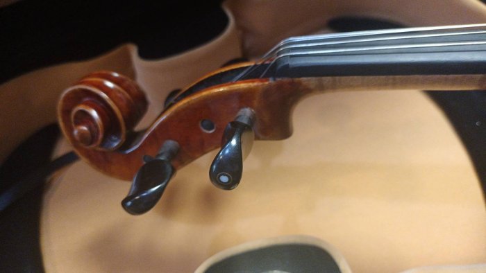 非常非常難得的一把手工中提琴，正常成人155公分以上至170公分皆可使用，此為二手15.5吋中提琴，原主人目前轉修小提琴