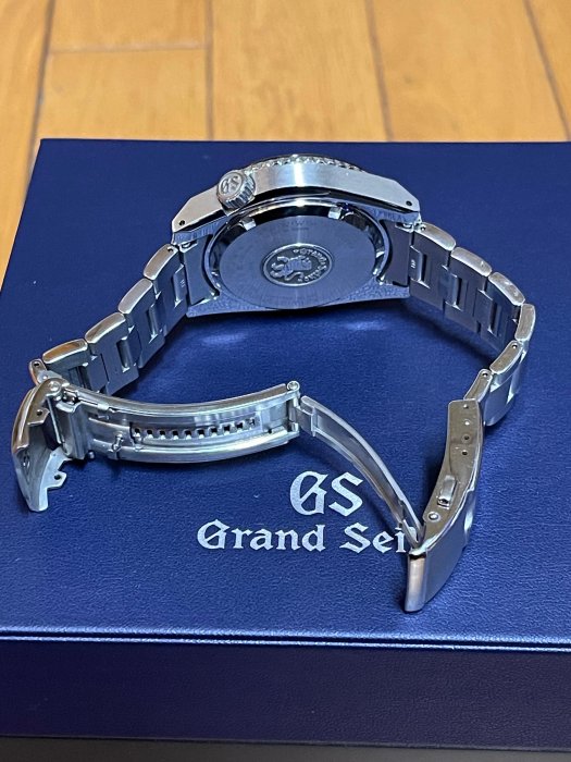 GS Grand Seiko 高規格精典石英錶，9F61機芯、43.6mm、防水200m