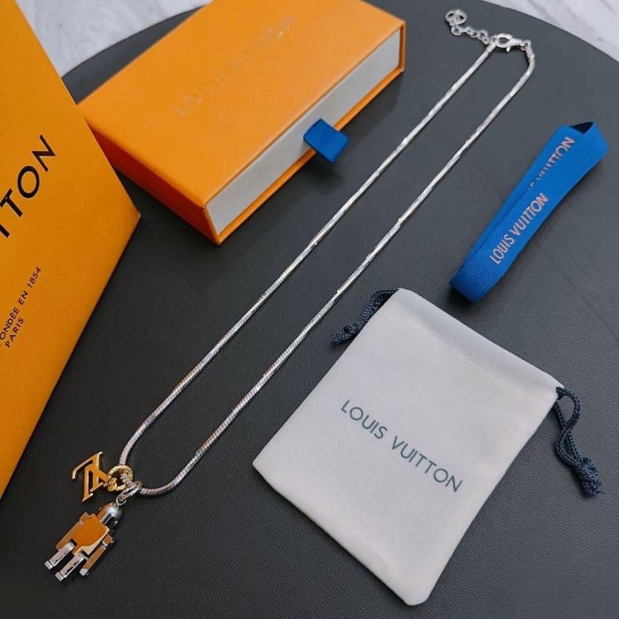 法國精品Louis Vuitton LV 字母機器人吊墜時尚百搭蛇骨項鍊 代購