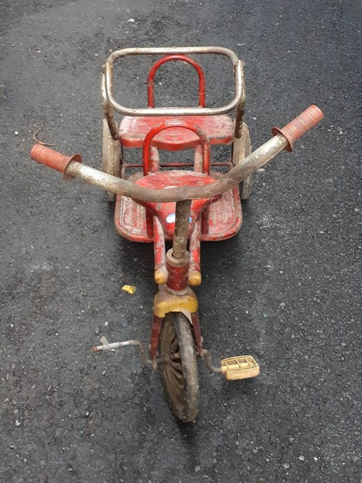 二手~早期老品鐵皮兒童車三輪車 小孩幼童腳踏車 學步車童玩具~~稀有珍貴 值得收藏~濃濃懷舊風 彷彿走進時光隧道中