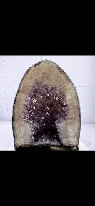 H2082頂級巴西原皮拋光紫水晶洞含座重：13.5kg  含座尺寸：高42cm寬度27cm厚度19cm，洞深5cm