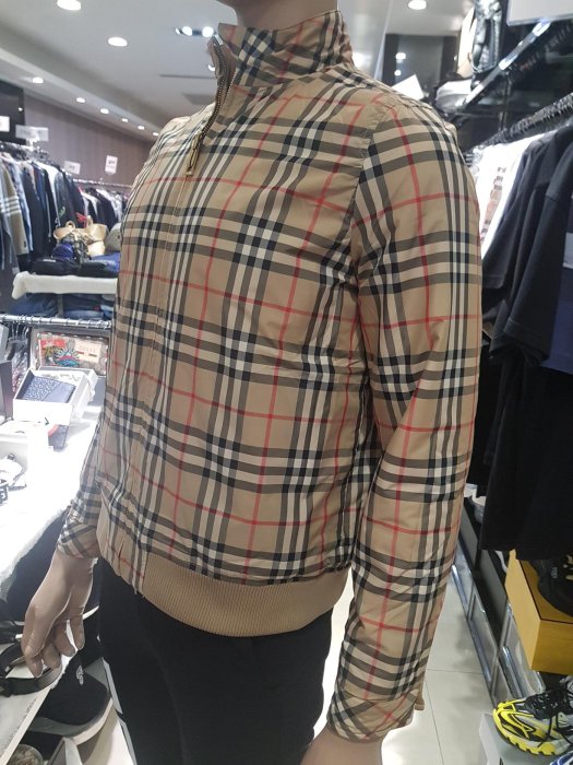 【EZ兔購】~正品Burberry 格紋 防水 風衣 外套 雙面穿 ~ 青年款=男 成人 S 原價 27900