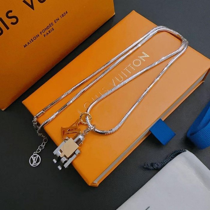 法國精品Louis Vuitton LV 字母機器人吊墜時尚百搭蛇骨項鍊 代購