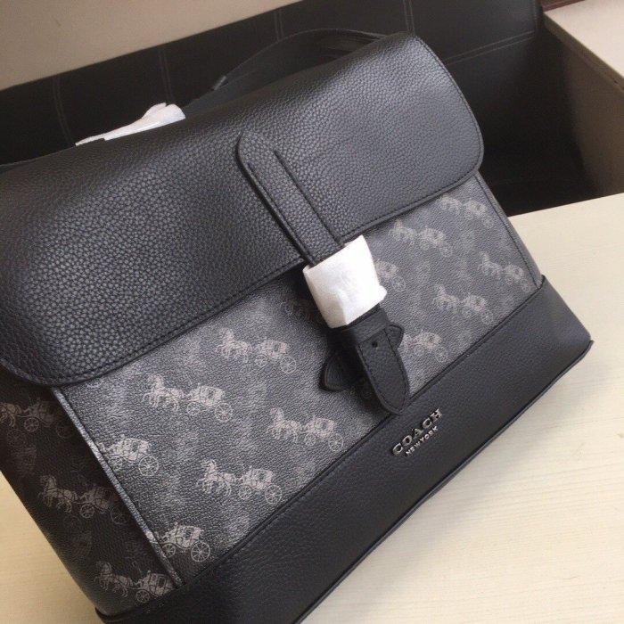 A&E精品代購 COACH 寇馳 89955 新款馬車圖案印花信使包 翻蓋郵差包 單肩包 美國代購