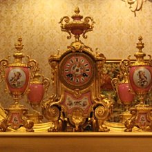 【家與收藏】特價極品稀有珍藏歐洲百年古董19世紀法國國寶粉紅塞弗爾Sèvres手工瓷畫鎏金座鐘
