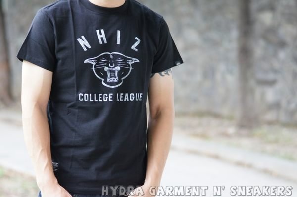 【HYDRA】 NHIZ 全新正品 NEIGHBORHOOD X IZZUE 斑駁 字體 獅子 GOLLEGE LEAGUE 標語 LOGO 短T 黑S M L XL