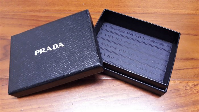 PRADA 名片夾  鑰遈夾  短夾  黑色時尚收納盒  商品尺寸：11.5cm長×8cm寬x3cm高