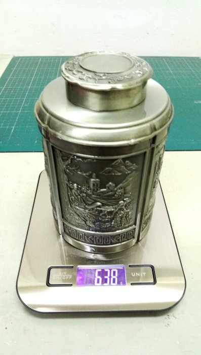圓形茶葉錫罐~高浮雕北歐聖誕老人村,重約638g(附簡易盒裝)