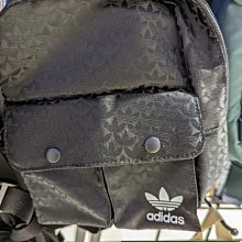 南🔥2022 10月  ADIDAS OG MINI BACKPACK 雙肩包 後背包 三葉草 滿版 黑 HK0130