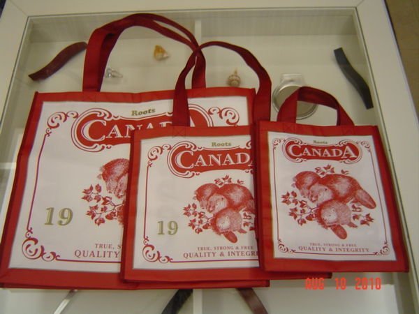 ROOTS   三款全新紅色版本   超可愛狸貓圖騰紅色環保購物袋 ( 全新)   三款特價:500元