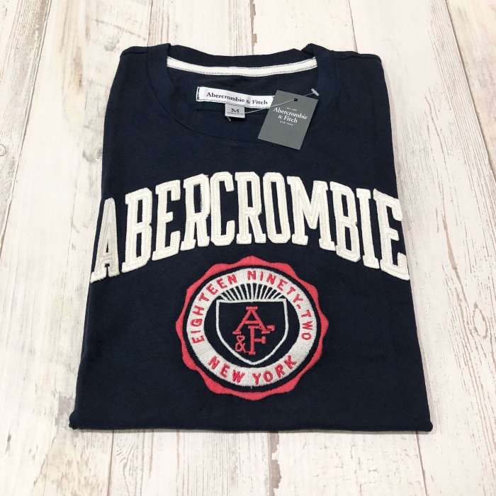 Maple麋鹿小舖 Abercrombie&Fitch ＊ AF 深藍色貼布電繡徽章短T ＊( 現貨S/M號 )