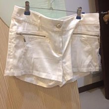 小花別針、專櫃品牌【WEALTH HONOR】白色氣質休閒短褲